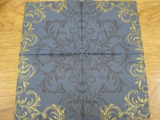 Zlatý ornament na černém 